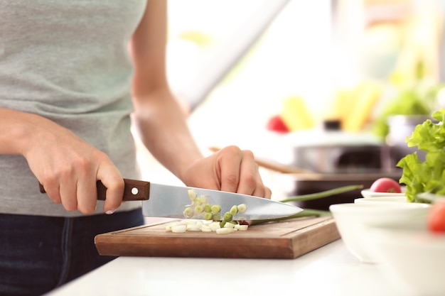 Mujer joven, cocina, en, cocina