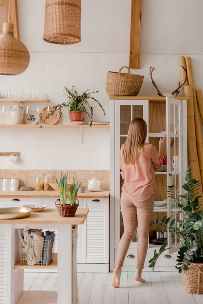 Foto mujer joven, en la cocina