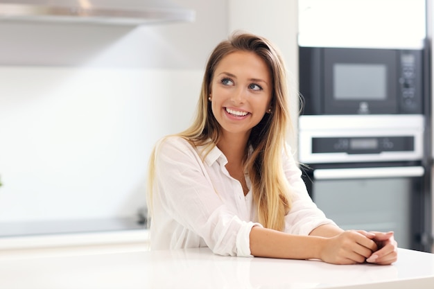 mujer joven en la cocina