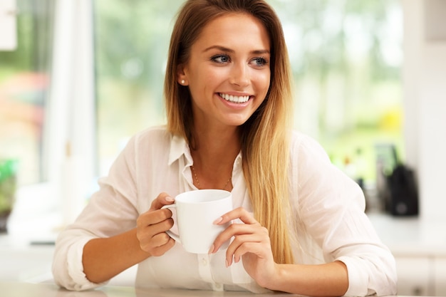 mujer joven en la cocina