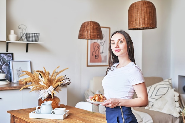 Mujer joven cocinando en la cocina. Comida sana. Dieta fitness. Interior de cocina ligera. Niña sonriendo a la cámara. Retrato de ama de casa.