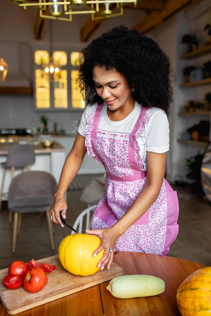 mujer joven cocinando en la cocina