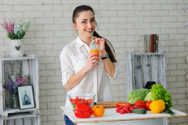 Mujer joven cocinando ensalada de verduras saludables