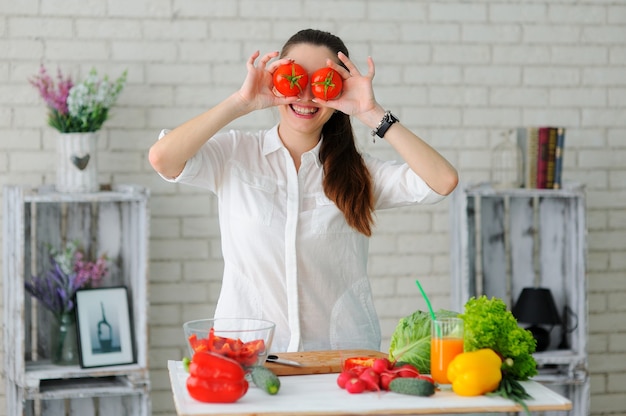 Mujer joven cocinando ensalada de verduras saludables