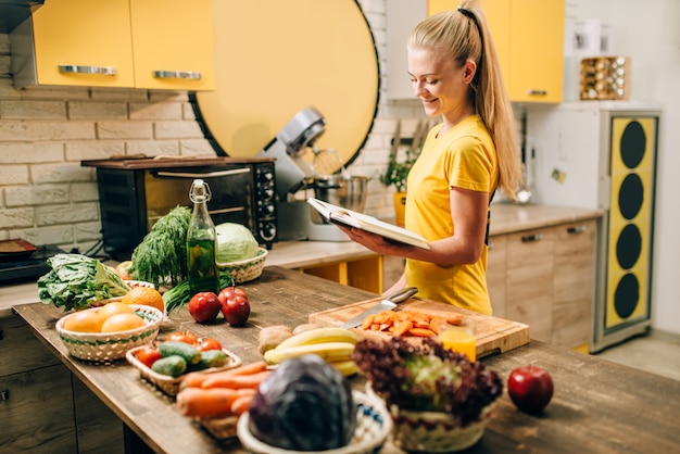 Mujer joven cocinando recetas, comida sana ecológica