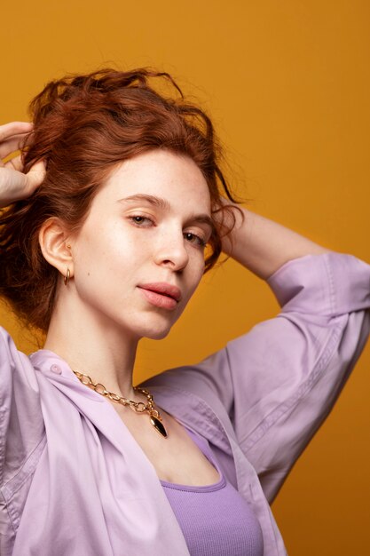 Foto mujer joven con collar de cadena posando