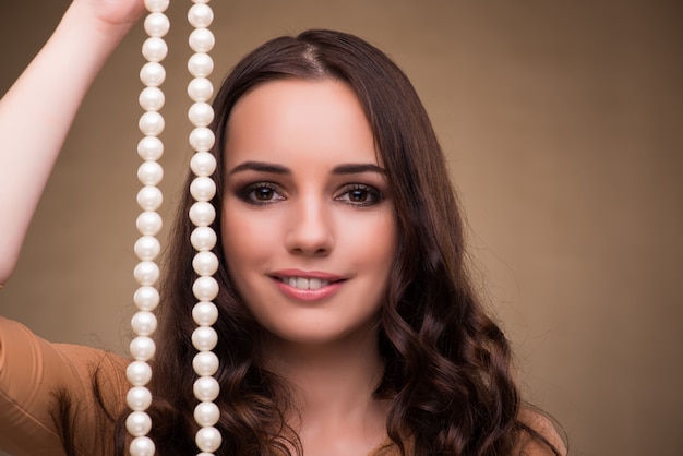 Mujer joven con collar de perlas