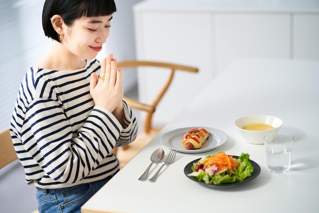 Mujer joven comenzando una comida