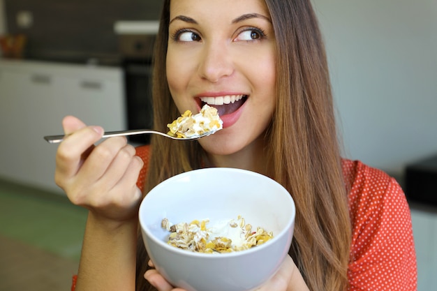 Mujer joven, comida, cereal, muesli, y, fruta