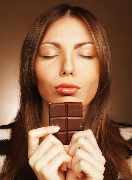 Mujer joven, comida, chocolate