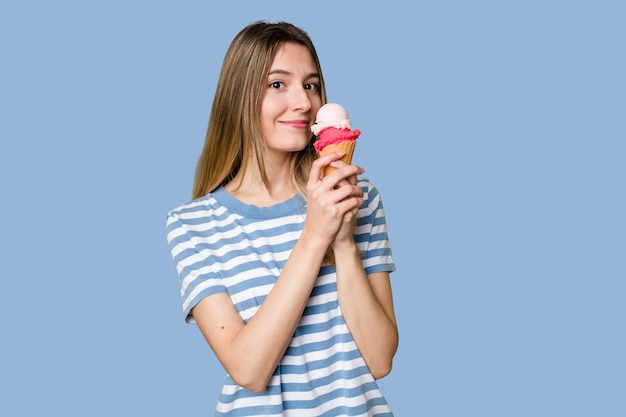 mujer joven, comida, un, helado, aislado