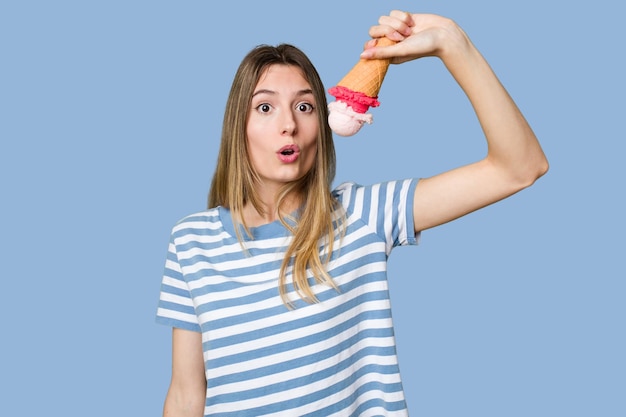 mujer joven, comida, un, helado, aislado