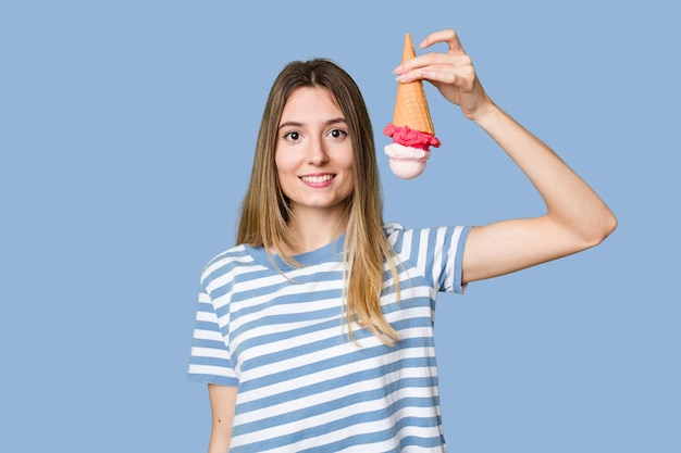 mujer joven, comida, un, helado, aislado