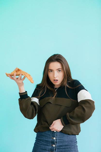 Mujer joven, comida, pizza