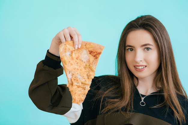 Mujer joven, comida, pizza