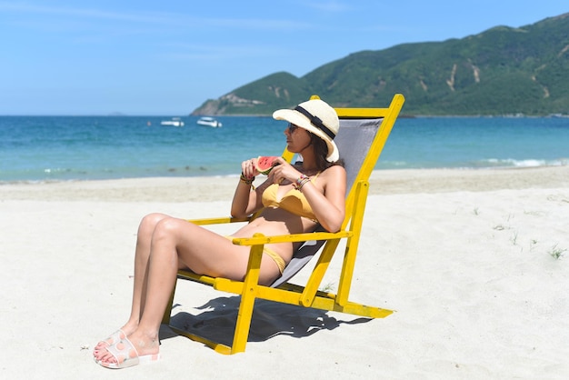 mujer joven, comida, sandía, en, playa arenosa, en, vietnam