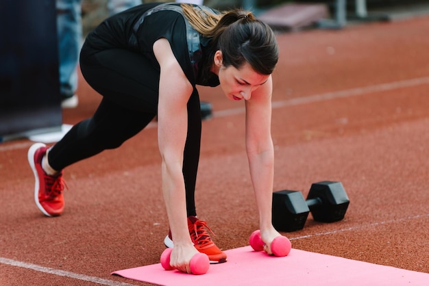 Mujer joven en competencia al aire libre