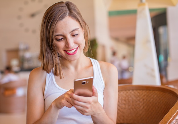 mujer joven en un complejo