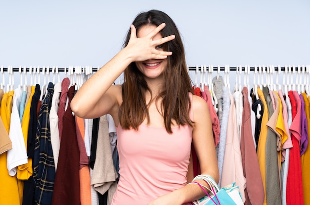 Foto mujer joven comprando algo de ropa