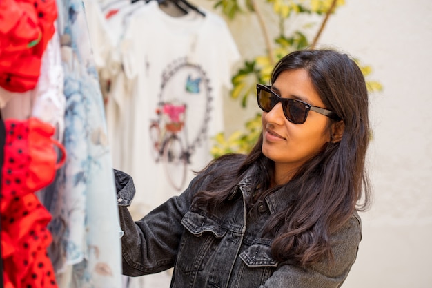 Mujer joven comprando ropa