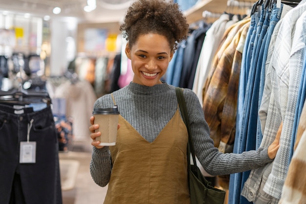 Mujer joven, compras, para, ropa