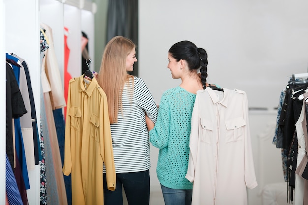 Mujer joven, compras