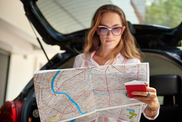 Mujer joven comprobando el mapa mientras viaja