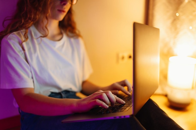 Mujer joven con computadora portátil Freelance o estudiando concepto Formación en línea de compras blogueo
