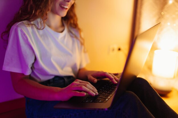 Mujer joven con computadora portátil Freelance o estudiando concepto Formación en línea de compras blogueo