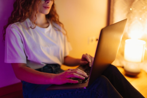 Mujer joven con computadora portátil Freelance o estudiando concepto Formación en línea de compras blogueo