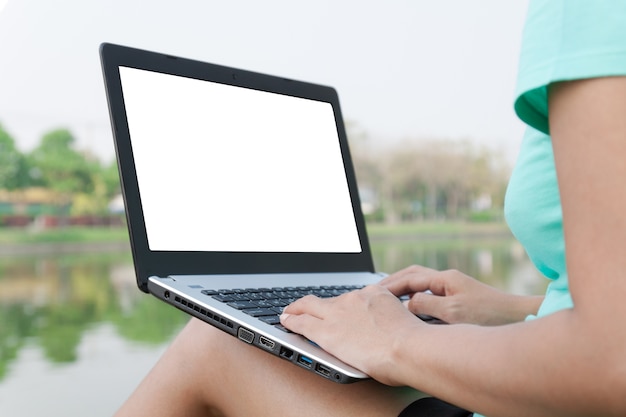 Foto mujer joven con una computadora portátil.