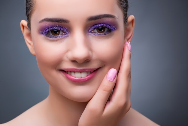 Mujer joven en concepto de belleza con buen maquillaje