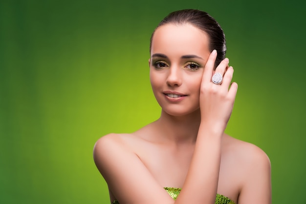 Mujer joven en concepto de belleza en verde