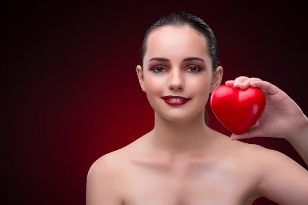 Mujer joven en concepto del día de San Valentín