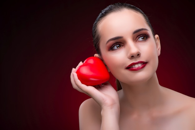 Mujer joven en concepto del día de San Valentín