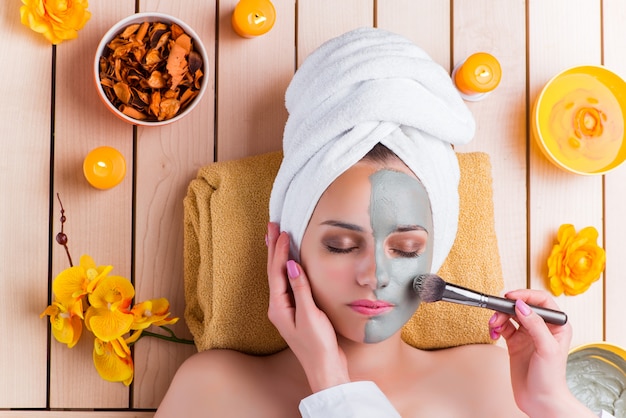 Mujer joven en el concepto de salud del spa