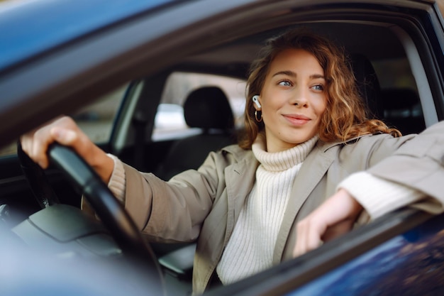 Mujer joven conduce un automóvil Viaje en automóvil Concepto de estilo de vida de viaje Compartir coche