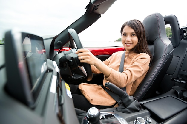 Mujer joven conduciendo un coche