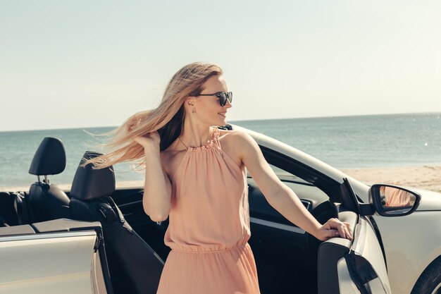 Mujer joven, conducir un coche, en la playa