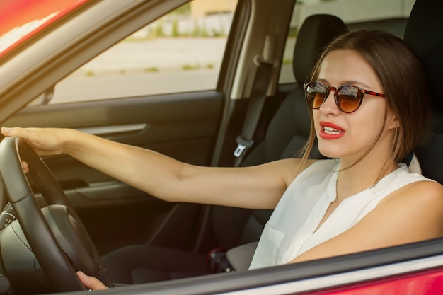 Mujer joven, conducir un coche