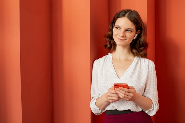 Foto mujer joven conectada a su teléfono inteligente