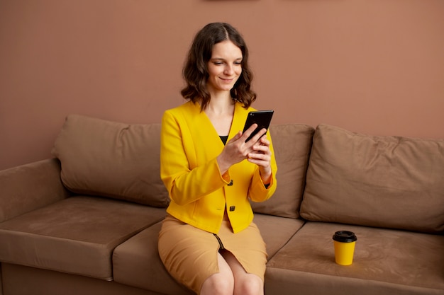 Mujer joven conectada a su teléfono inteligente