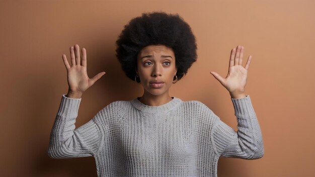 Mujer joven confundida con corte de pelo afro extiende las palmas y se enfrenta a un dilema tiene una elección difícil vestida