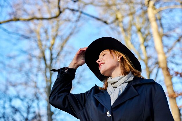 mujer joven, conmovedor, ella, sombrero, en, bosque