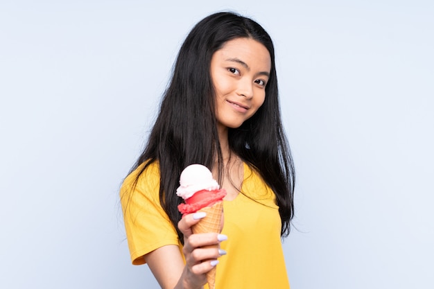 Mujer joven con un cono de helado