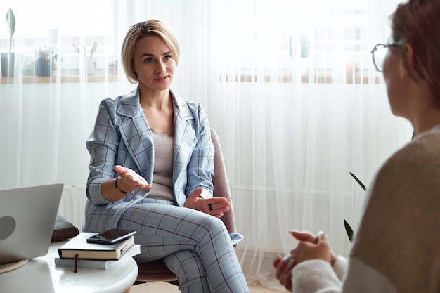 Foto mujer joven en una consulta con un psicólogo de salud mental