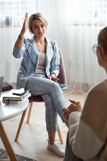 Foto mujer joven en una consulta con un psicólogo de salud mental