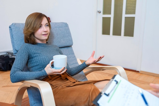 Mujer joven consultada por un psicoterapeuta en un concepto de salud de depresión de oficina