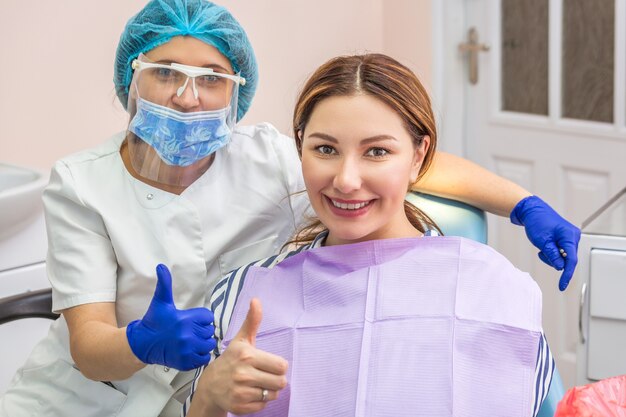 Mujer joven en el consultorio dental