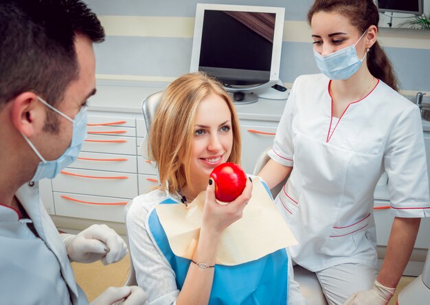 Mujer joven en el consultorio dental.